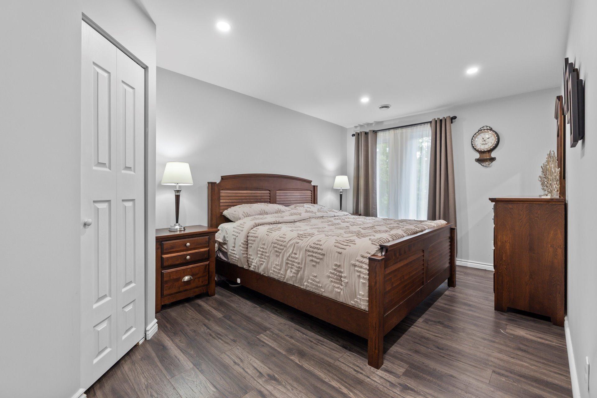 









236


Rue Acres

,
Kirkland,




QC
H9H4R2

