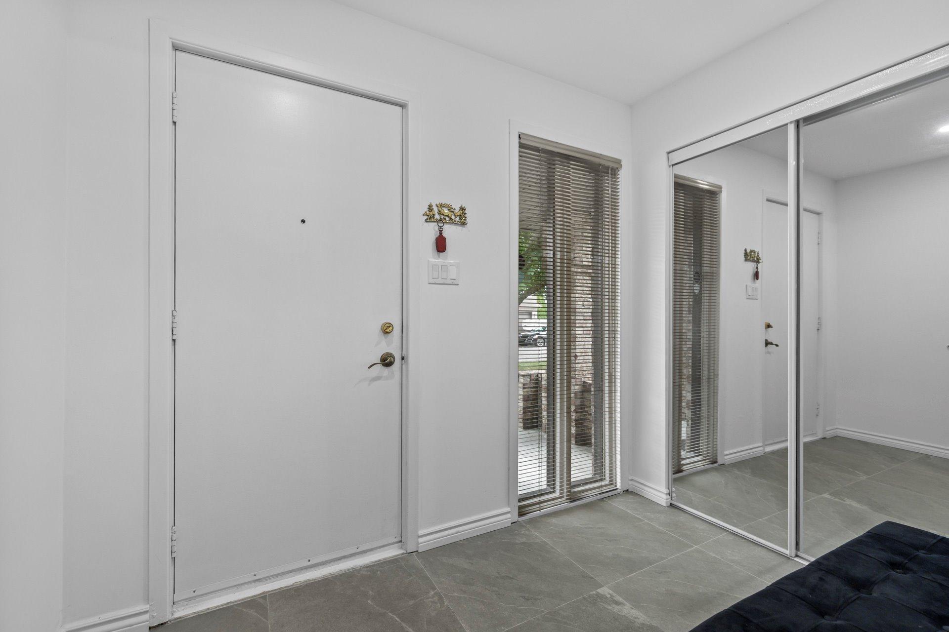 









236


Rue Acres

,
Kirkland,




QC
H9H4R2

