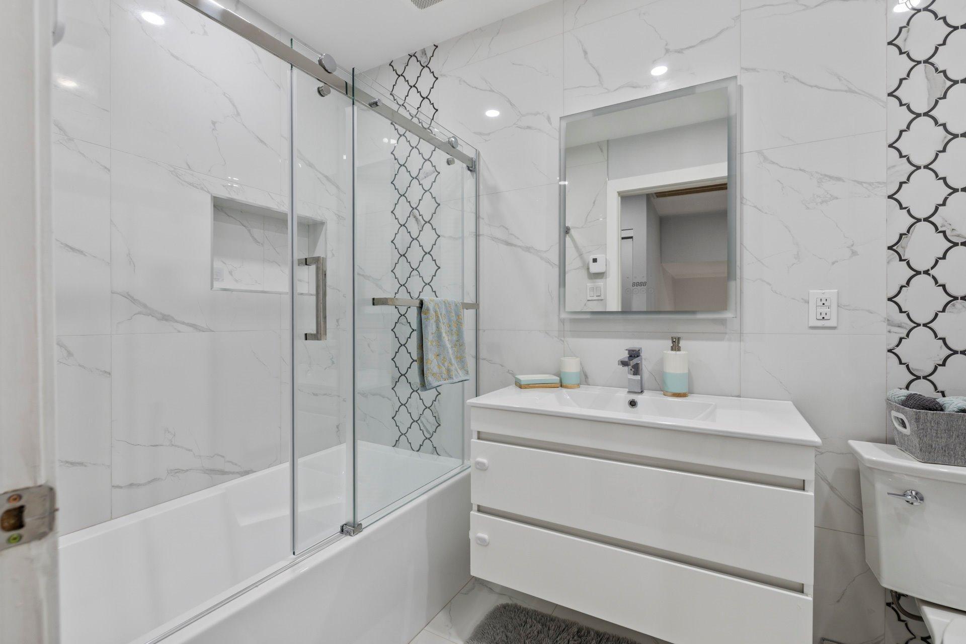 









236


Rue Acres

,
Kirkland,




QC
H9H4R2


