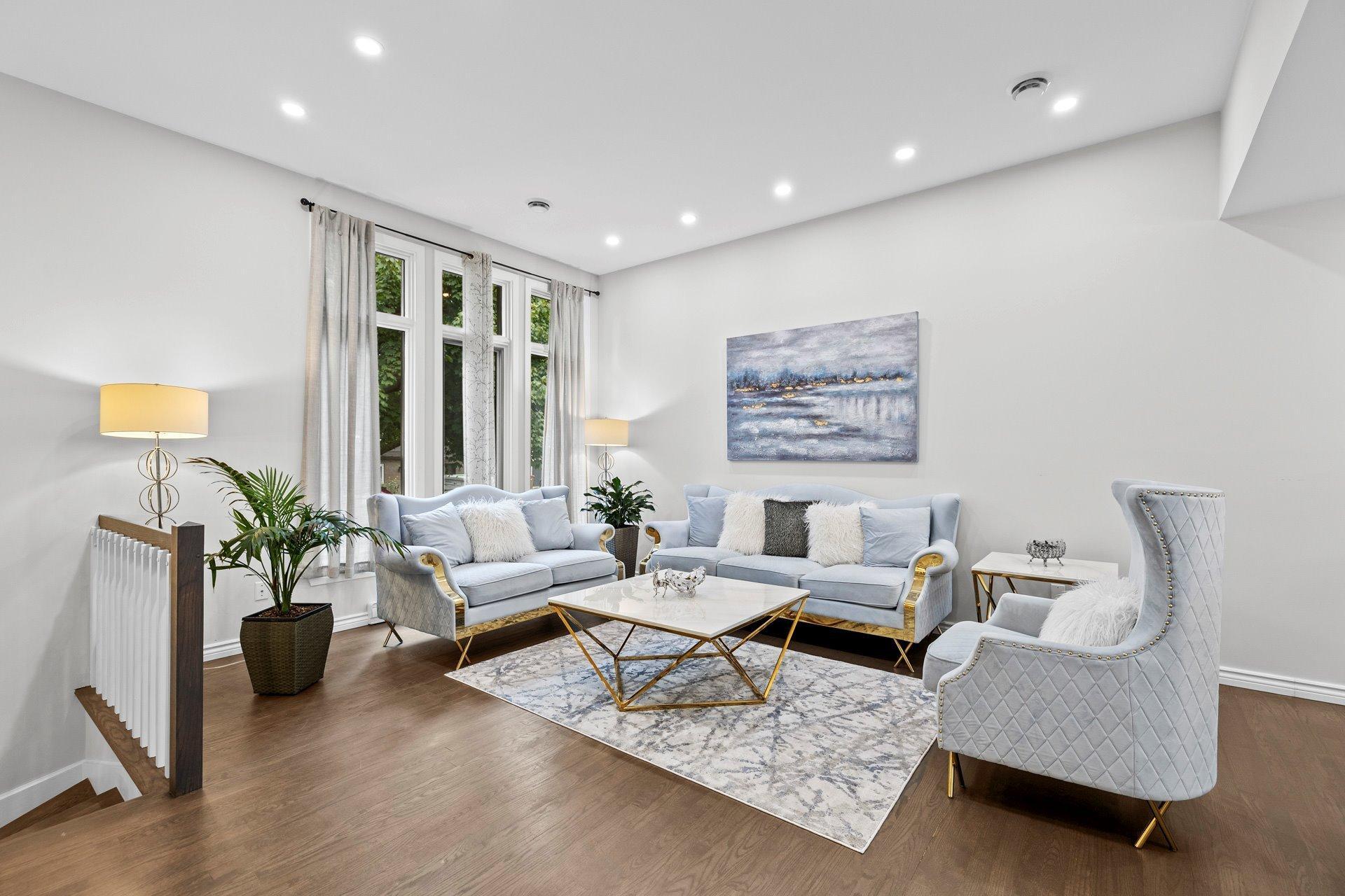 









236


Rue Acres

,
Kirkland,




QC
H9H4R2

