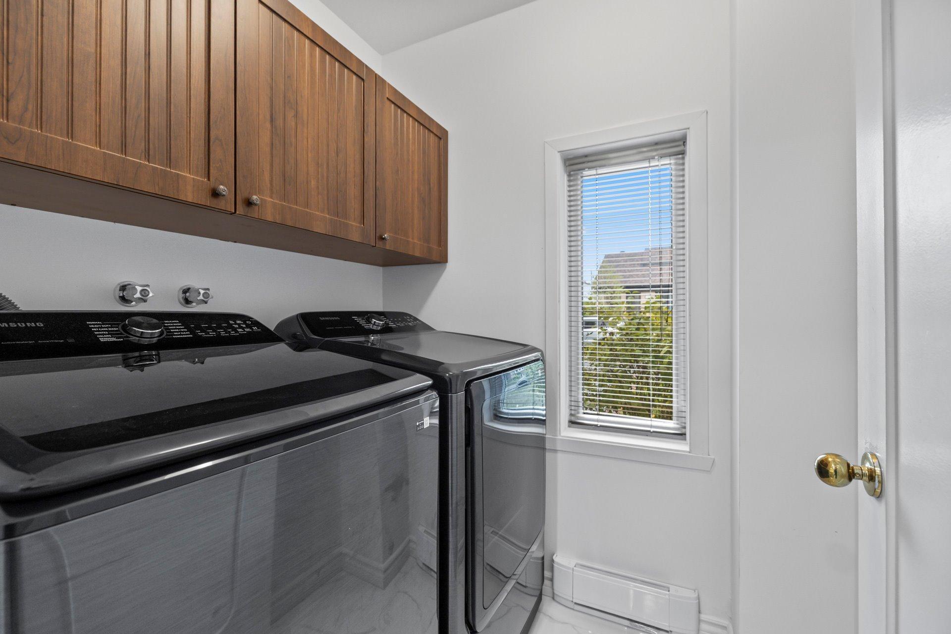 









236


Rue Acres

,
Kirkland,




QC
H9H4R2

