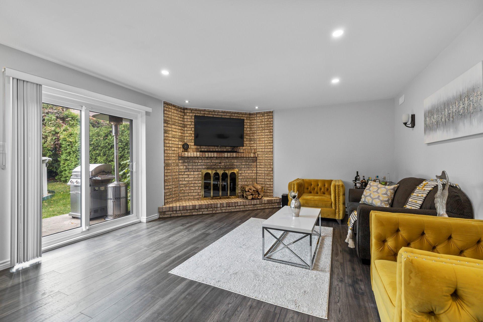 









236


Rue Acres

,
Kirkland,




QC
H9H4R2

