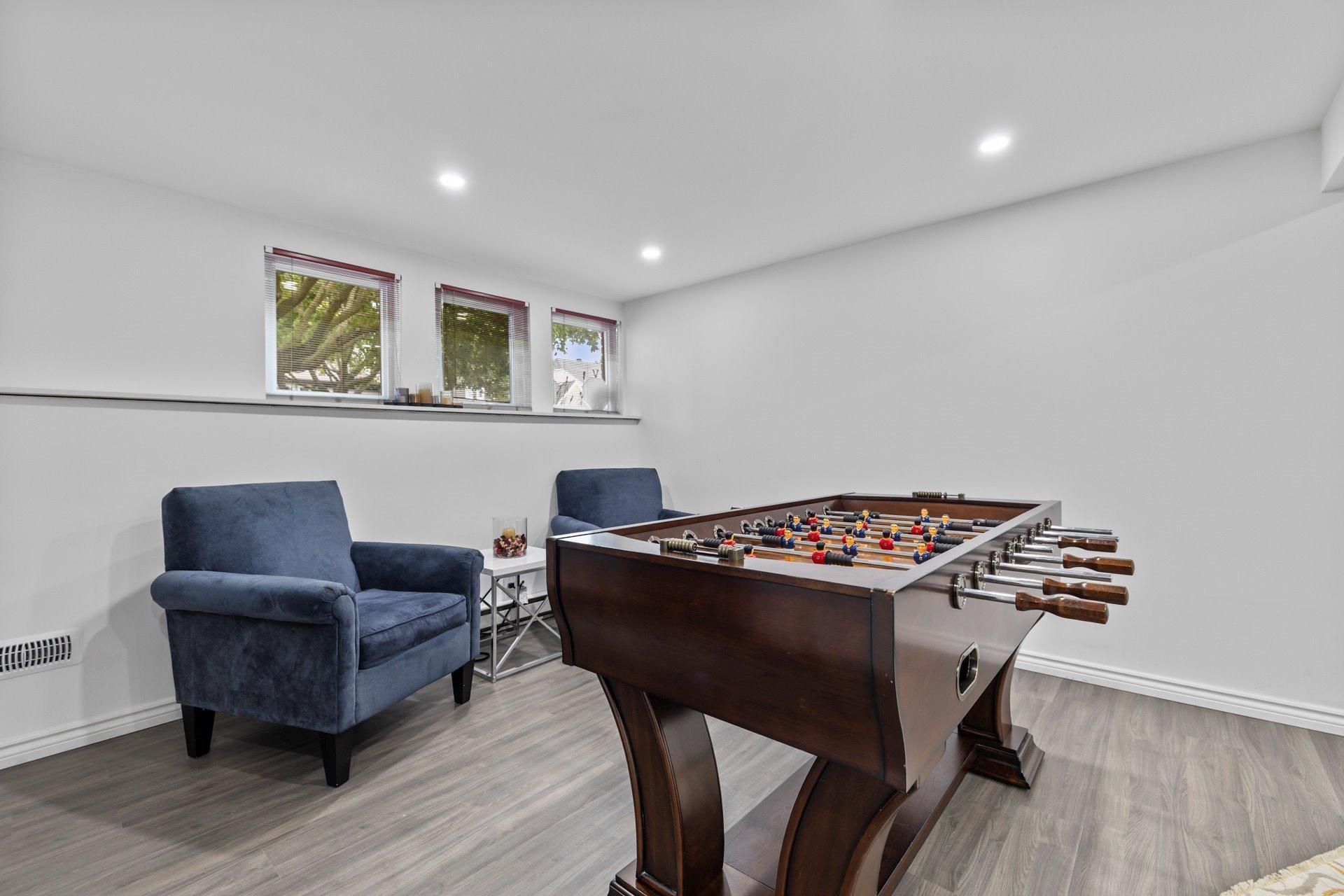 









236


Rue Acres

,
Kirkland,




QC
H9H4R2

