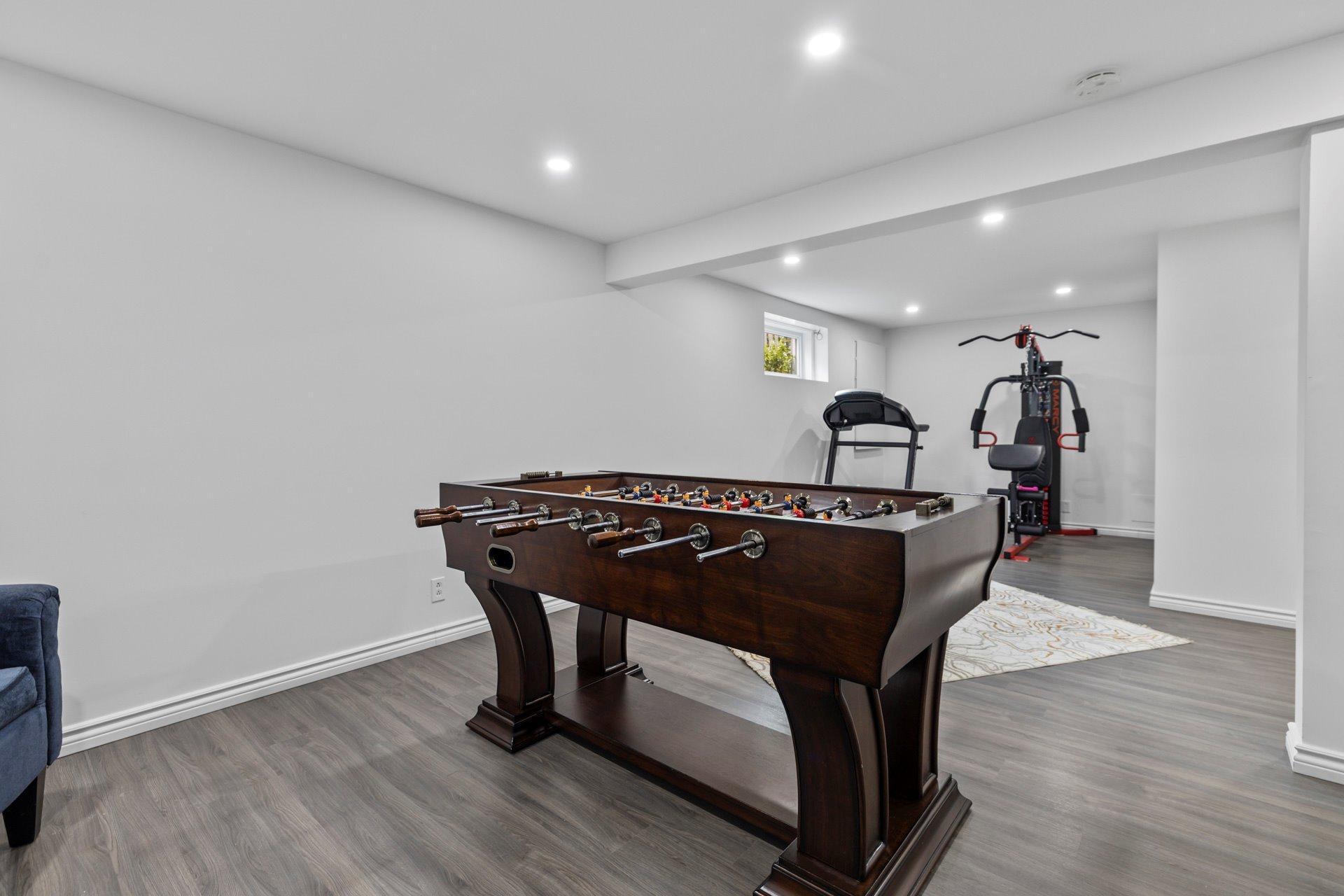 









236


Rue Acres

,
Kirkland,




QC
H9H4R2

