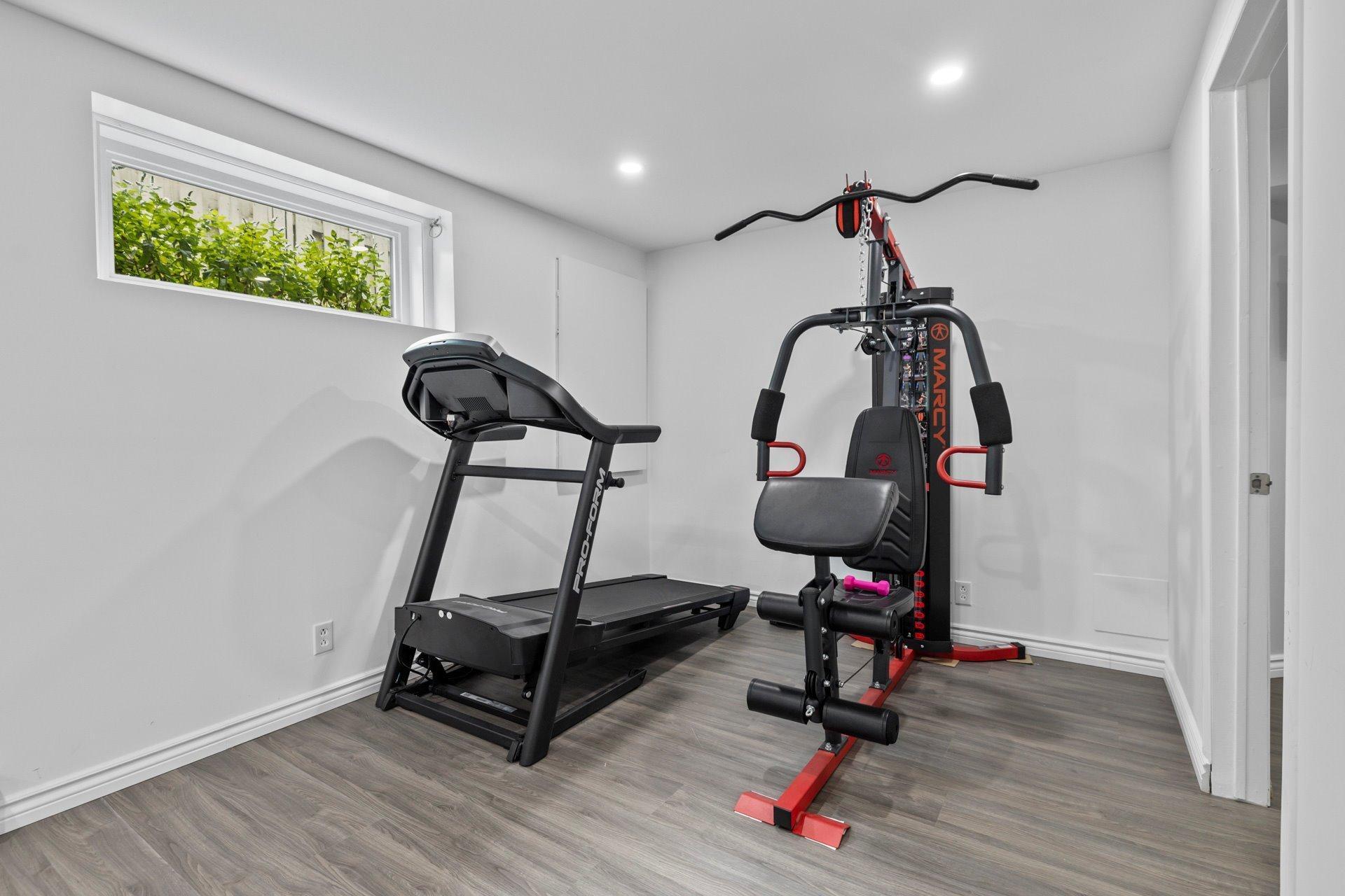 









236


Rue Acres

,
Kirkland,




QC
H9H4R2

