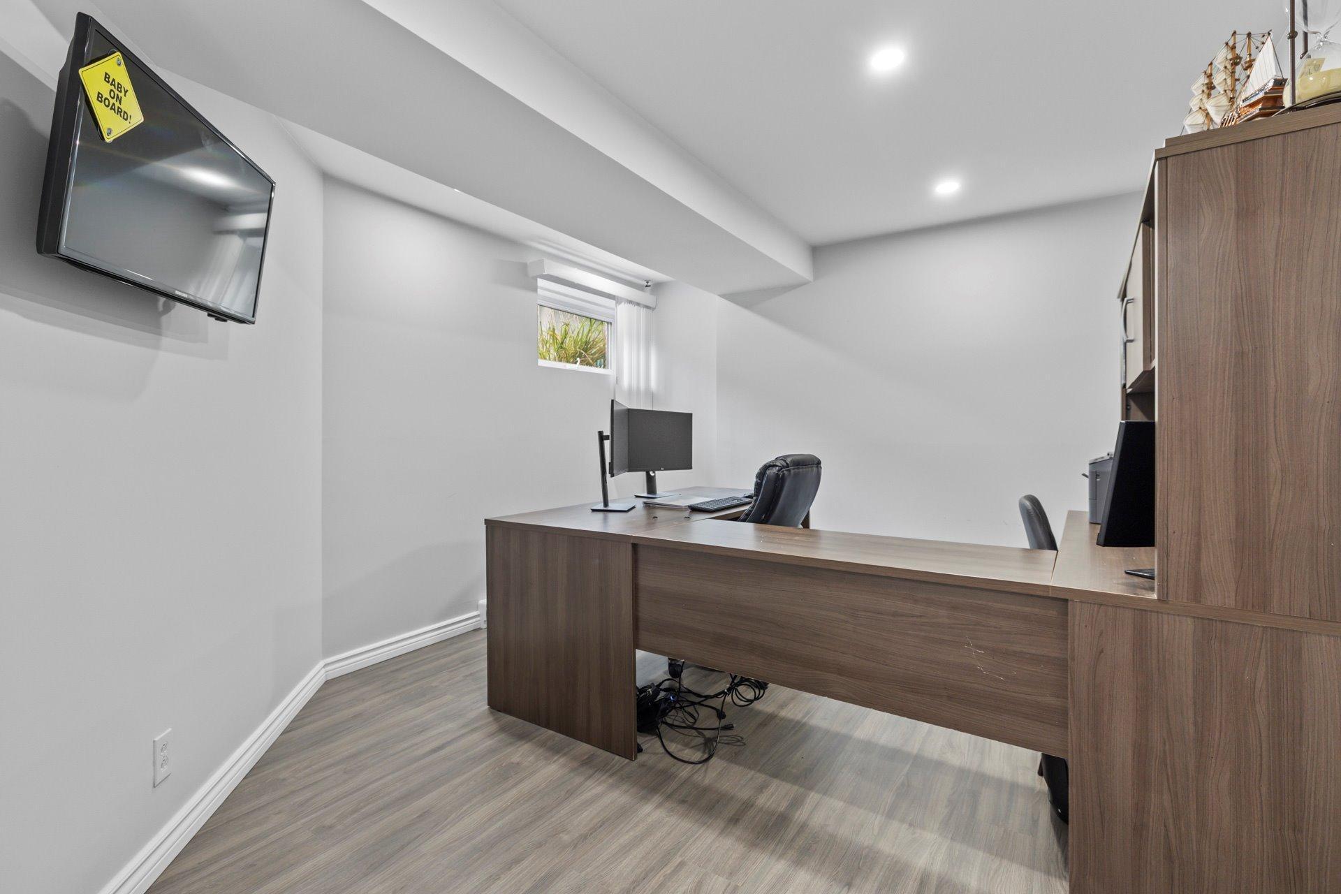 









236


Rue Acres

,
Kirkland,




QC
H9H4R2

