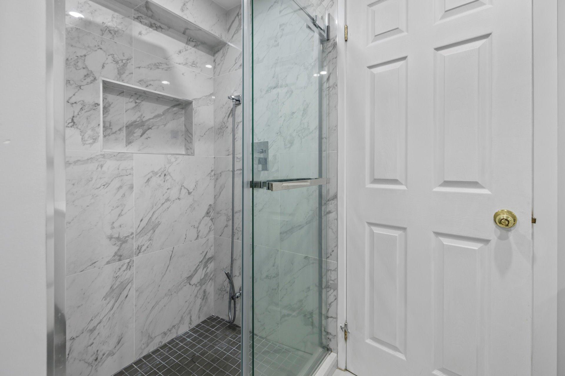 









236


Rue Acres

,
Kirkland,




QC
H9H4R2

