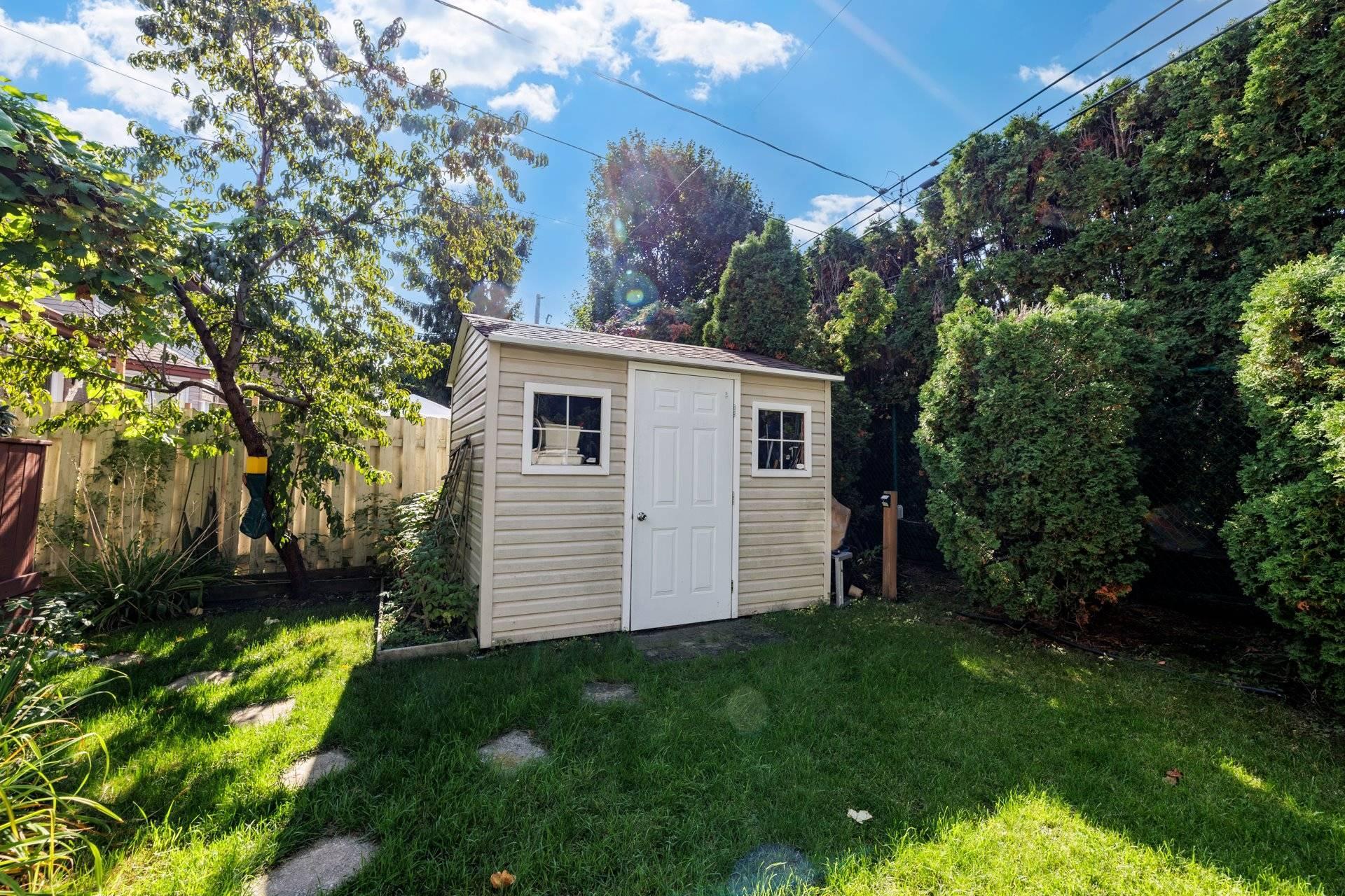 









236


Rue Acres

,
Kirkland,




QC
H9H4R2

