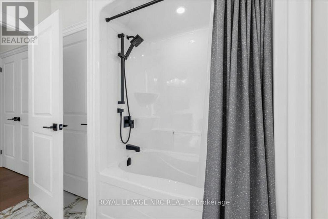 












207 FORKS ROAD

,
Welland (Dain City),




Ontario
L3B6C5

