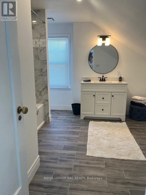 












5706 KING STREET

,
Lincoln (Beamsville),




Ontario
L0R1B3

