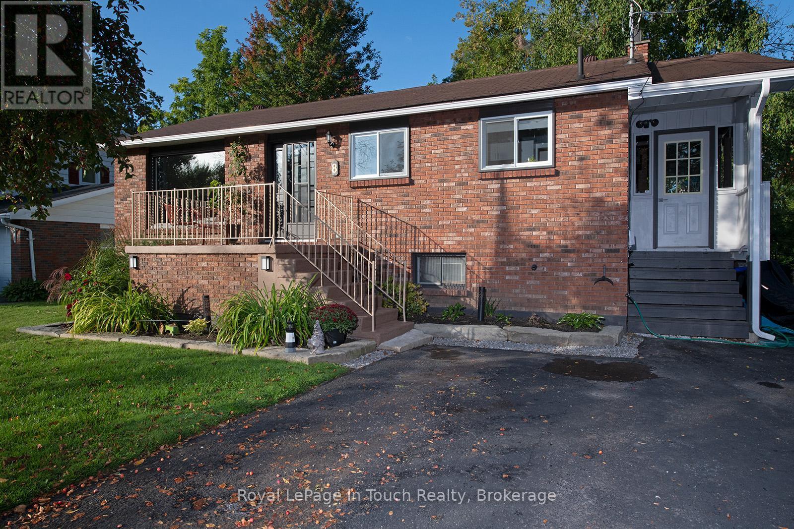 












8 CYRIL MARTIN PLACE

,
Severn (Coldwater),




Ontario
L0K1E0

