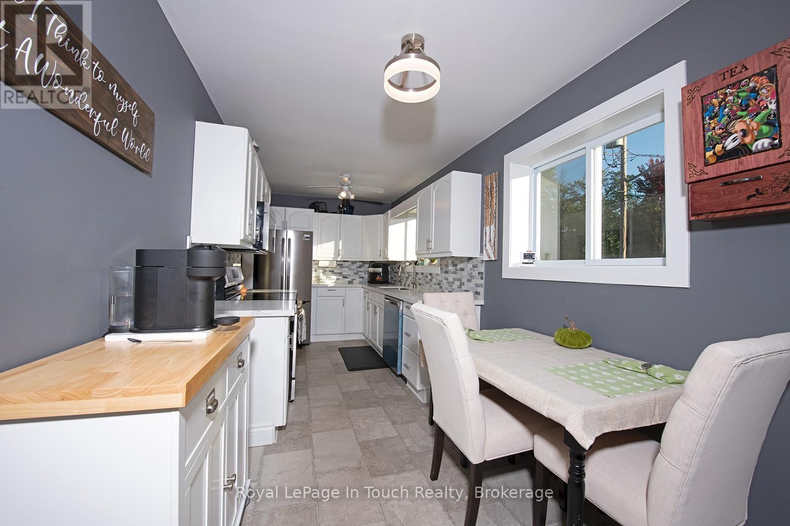 












8 CYRIL MARTIN PLACE

,
Severn (Coldwater),




Ontario
L0K1E0

