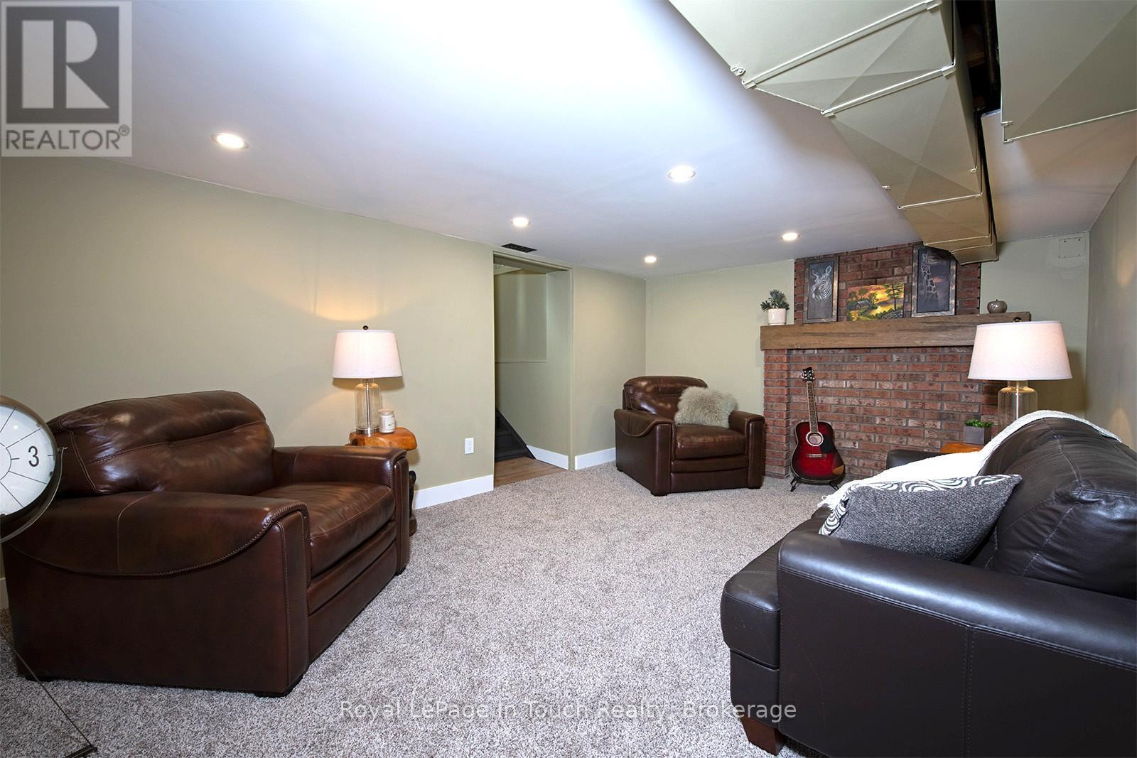 












8 CYRIL MARTIN PLACE

,
Severn (Coldwater),




Ontario
L0K1E0

