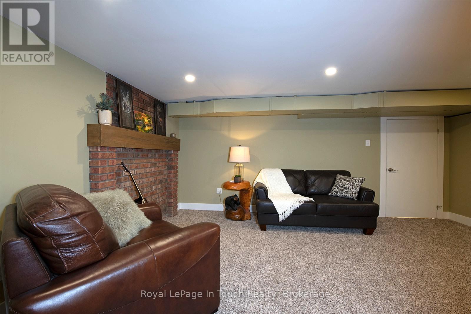 












8 CYRIL MARTIN PLACE

,
Severn (Coldwater),




Ontario
L0K1E0

