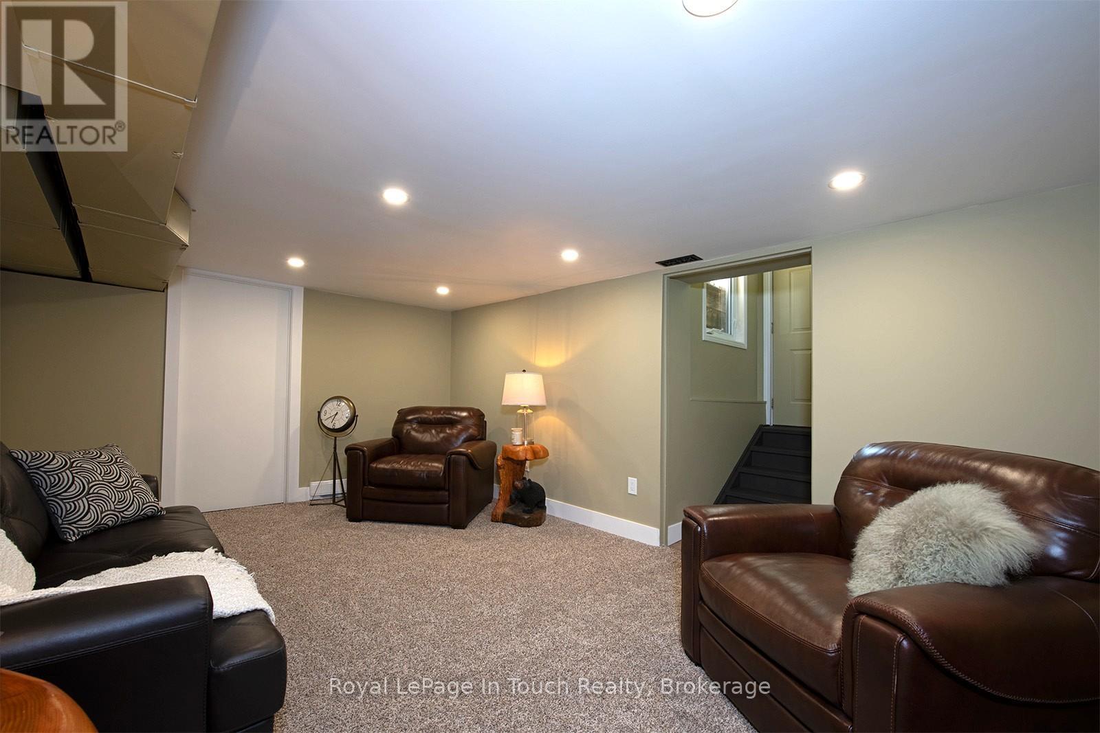 












8 CYRIL MARTIN PLACE

,
Severn (Coldwater),




Ontario
L0K1E0

