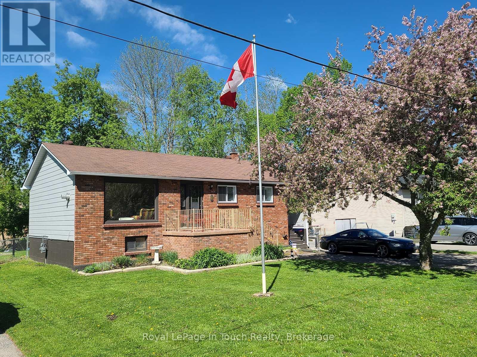 












8 CYRIL MARTIN PLACE

,
Severn (Coldwater),




Ontario
L0K1E0

