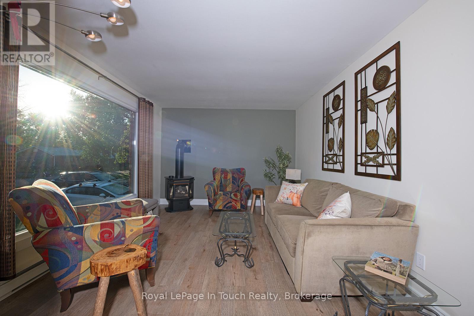 












8 CYRIL MARTIN PLACE

,
Severn (Coldwater),




Ontario
L0K1E0

