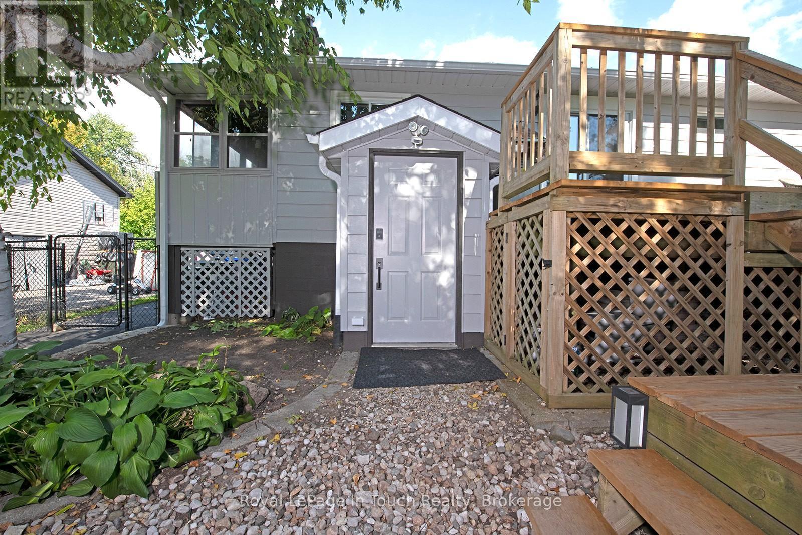 












8 CYRIL MARTIN PLACE

,
Severn (Coldwater),




Ontario
L0K1E0

