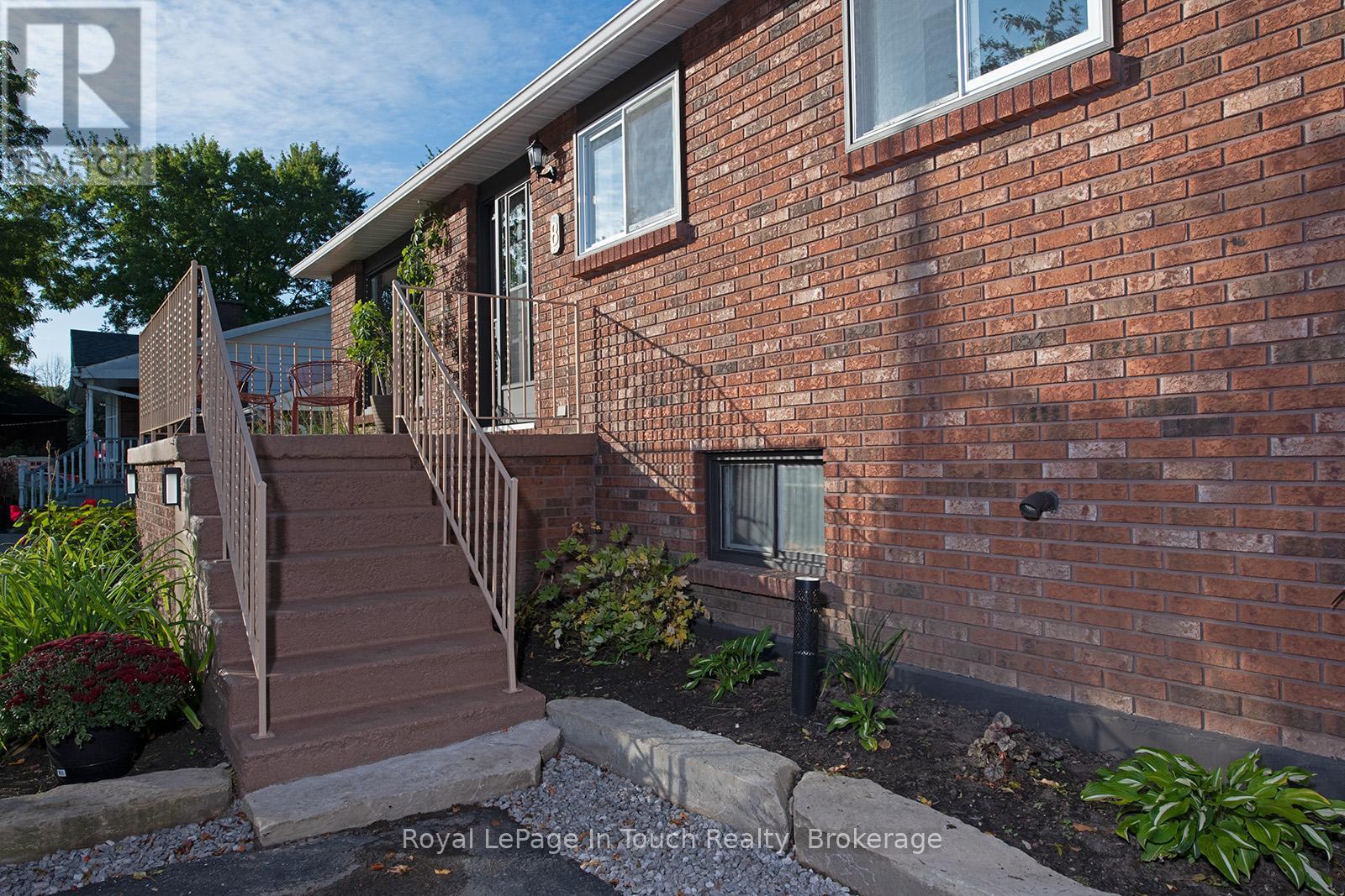 












8 CYRIL MARTIN PLACE

,
Severn (Coldwater),




Ontario
L0K1E0

