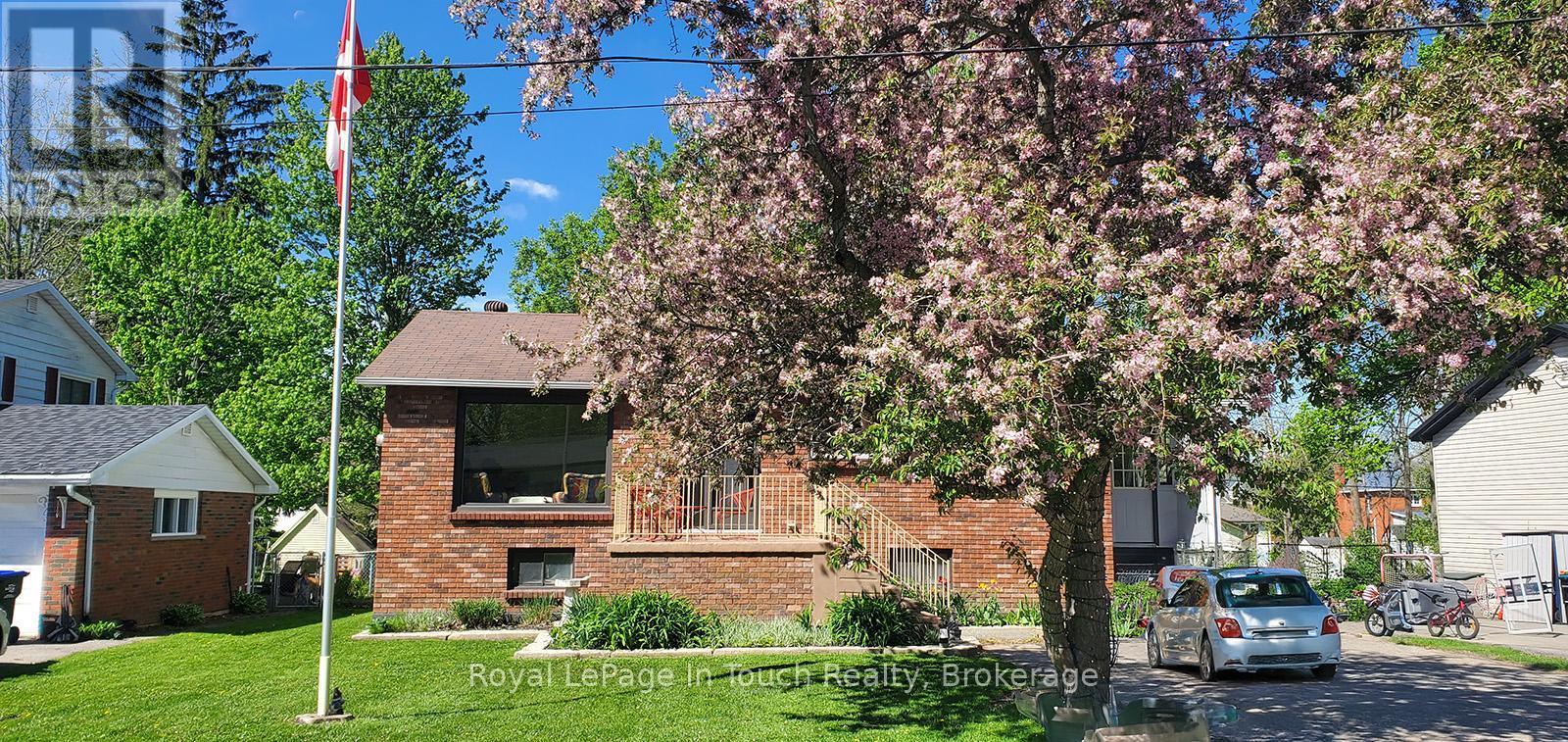 












8 CYRIL MARTIN PLACE

,
Severn (Coldwater),




Ontario
L0K1E0

