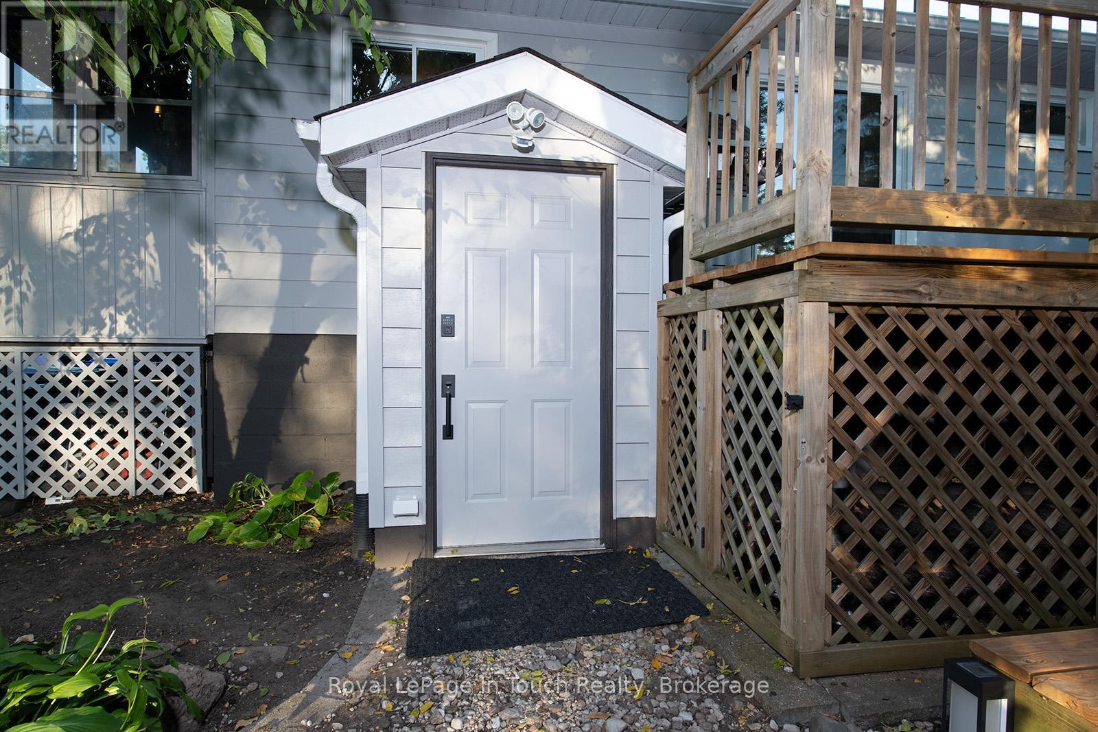 












8 CYRIL MARTIN PLACE

,
Severn (Coldwater),




Ontario
L0K1E0

