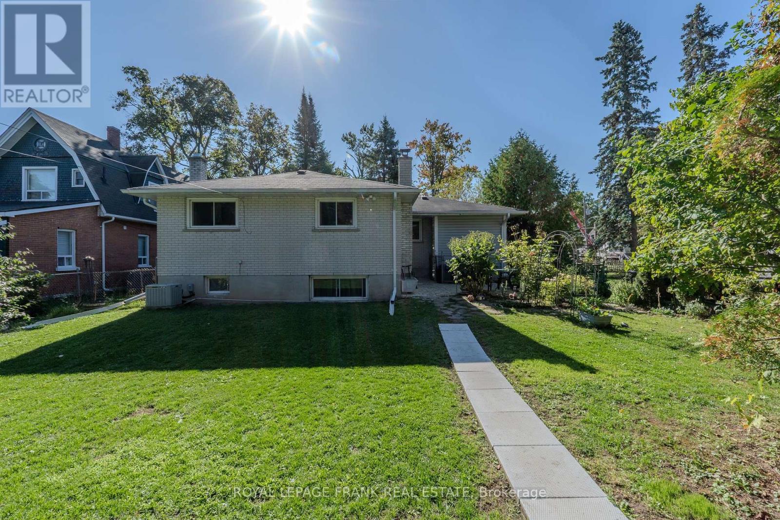 












32 MELBOURNE STREET E

,
Kawartha Lakes (Lindsay),




Ontario
K9V1X7

