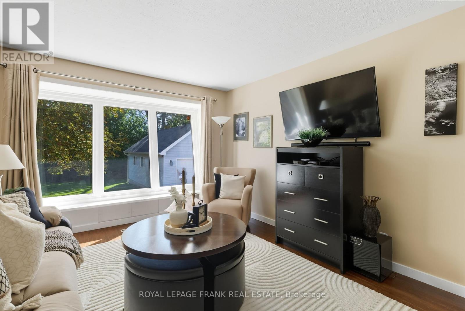 












131 JONES AVENUE

,
Oshawa (Centennial),




Ontario
L1G3A3


