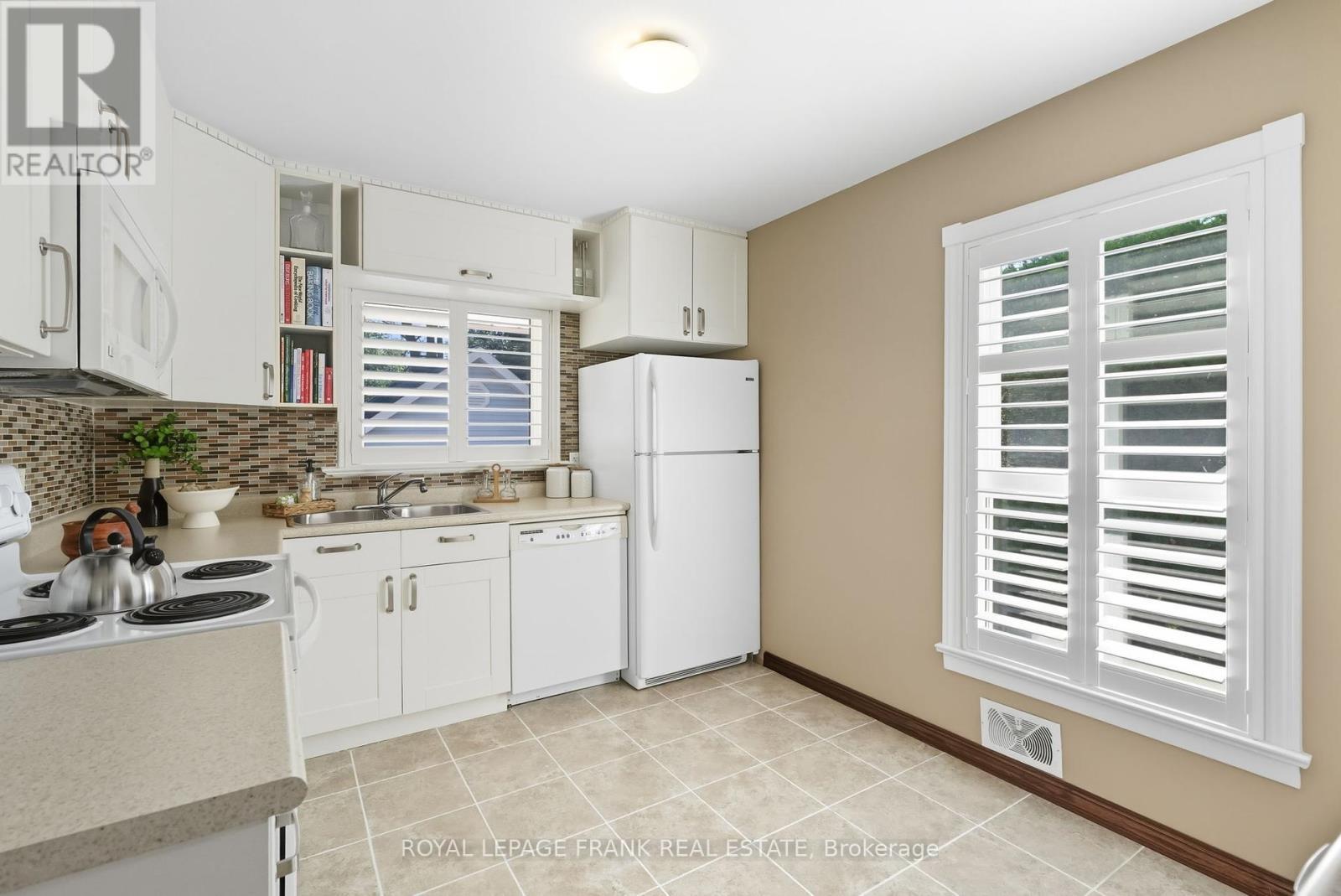 












131 JONES AVENUE

,
Oshawa (Centennial),




Ontario
L1G3A3

