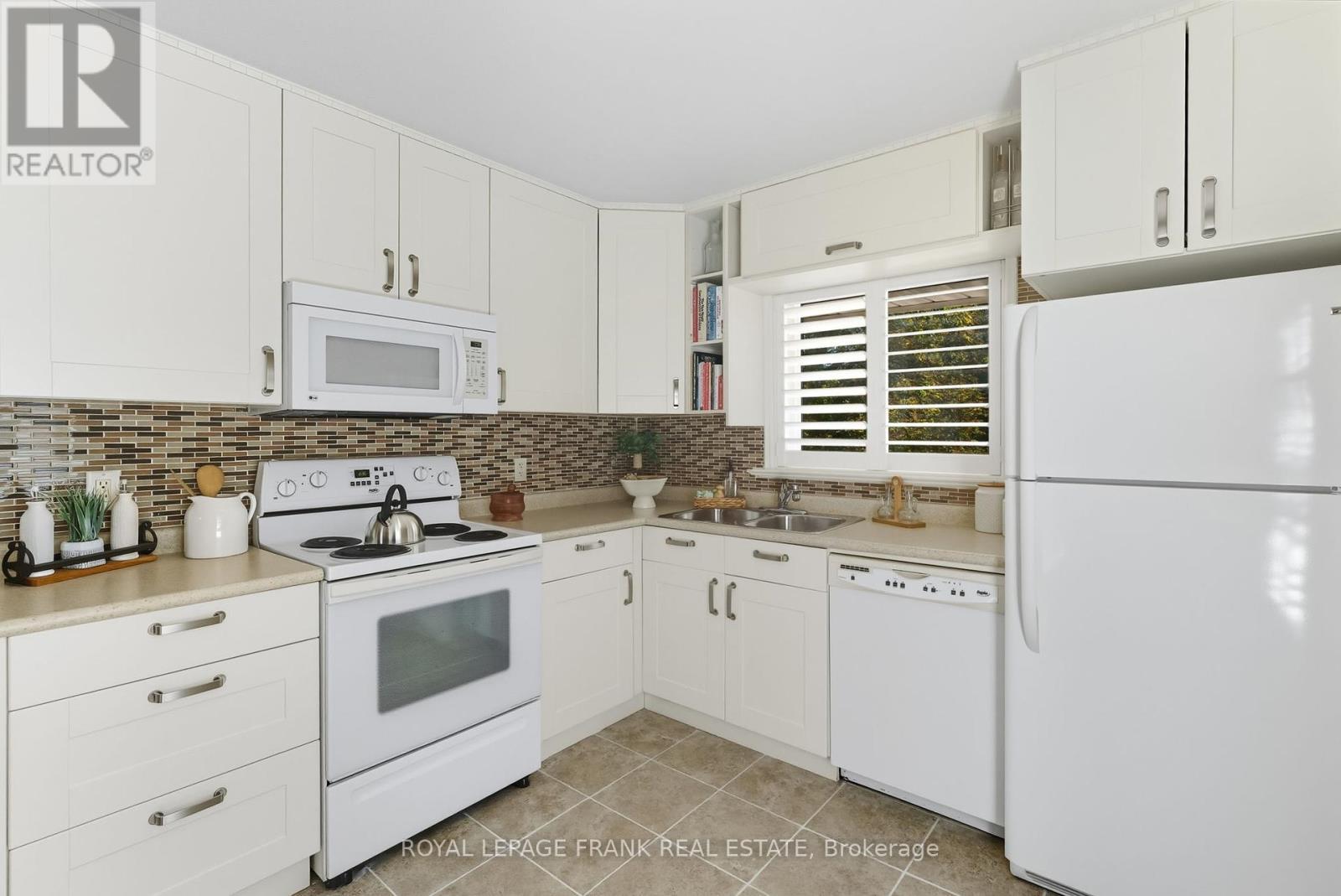 












131 JONES AVENUE

,
Oshawa (Centennial),




Ontario
L1G3A3

