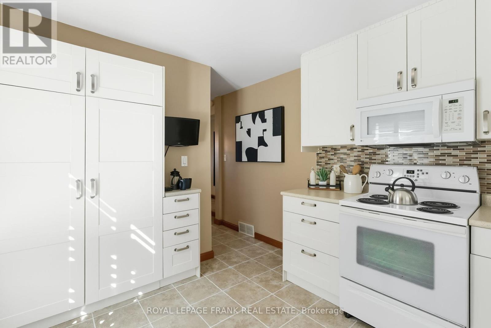 












131 JONES AVENUE

,
Oshawa (Centennial),




Ontario
L1G3A3

