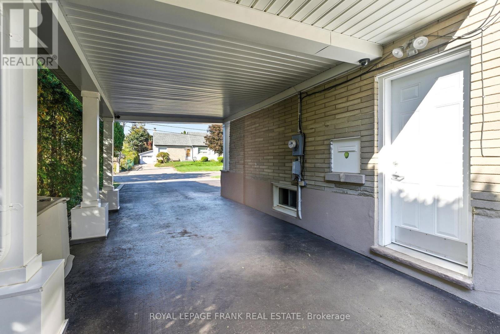 












131 JONES AVENUE

,
Oshawa (Centennial),




Ontario
L1G3A3

