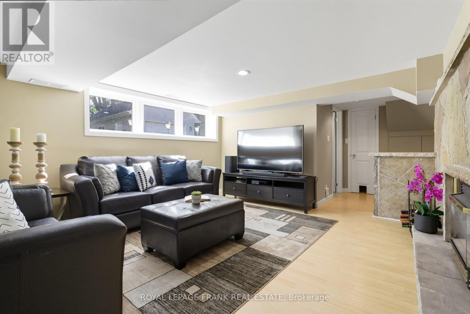 












131 JONES AVENUE

,
Oshawa (Centennial),




Ontario
L1G3A3

