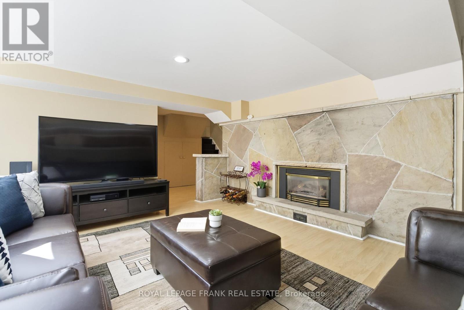 












131 JONES AVENUE

,
Oshawa (Centennial),




Ontario
L1G3A3

