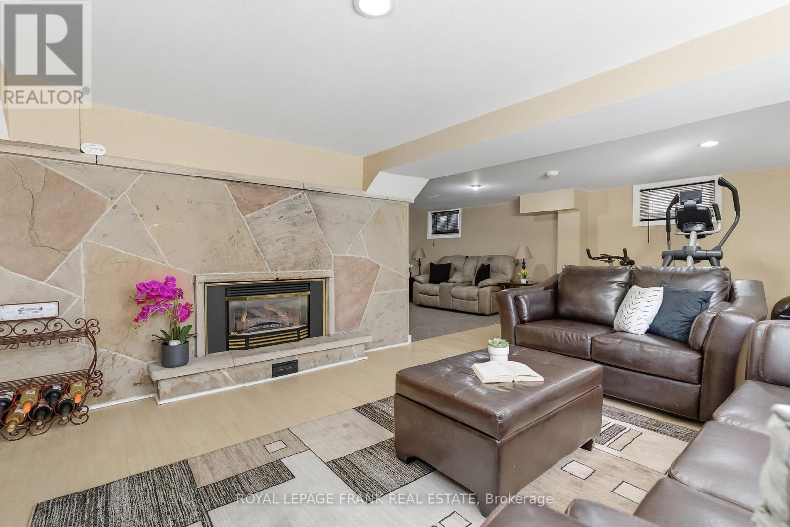












131 JONES AVENUE

,
Oshawa (Centennial),




Ontario
L1G3A3

