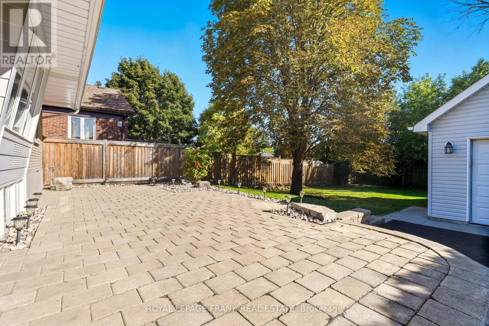 












131 JONES AVENUE

,
Oshawa (Centennial),




Ontario
L1G3A3

