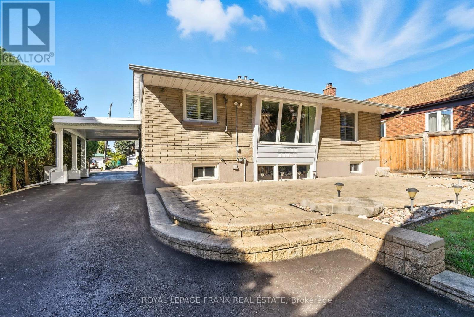 












131 JONES AVENUE

,
Oshawa (Centennial),




Ontario
L1G3A3

