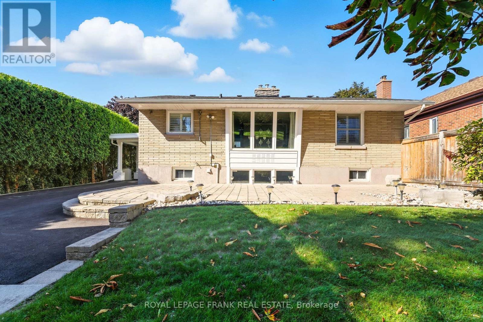 












131 JONES AVENUE

,
Oshawa (Centennial),




Ontario
L1G3A3

