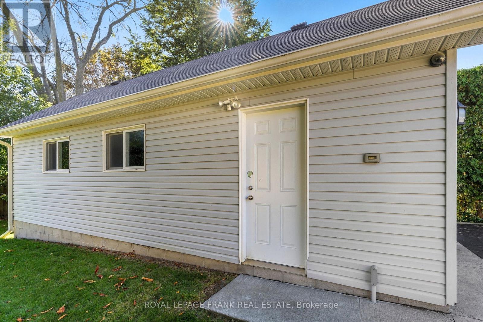 












131 JONES AVENUE

,
Oshawa (Centennial),




Ontario
L1G3A3

