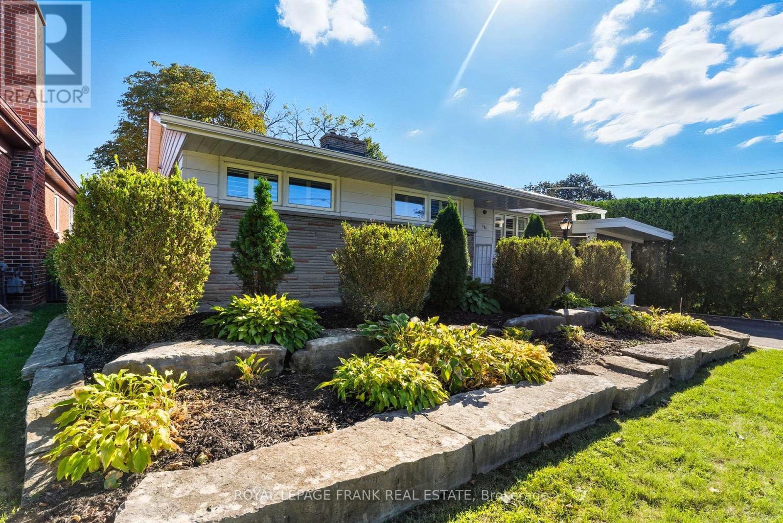 












131 JONES AVENUE

,
Oshawa (Centennial),




Ontario
L1G3A3

