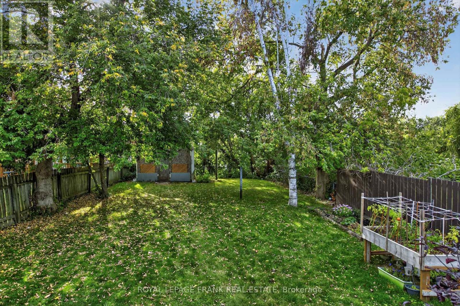 












393 SOUTHPARK DRIVE

,
Peterborough (Ashburnham Ward 4),




Ontario
K9J1C1

