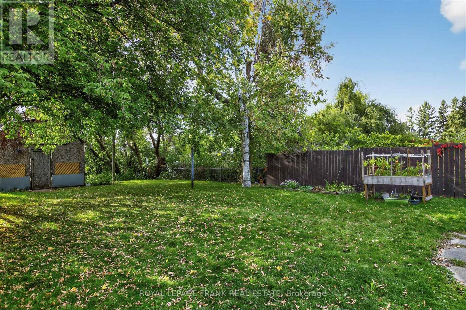 












393 SOUTHPARK DRIVE

,
Peterborough (Ashburnham Ward 4),




Ontario
K9J1C1

