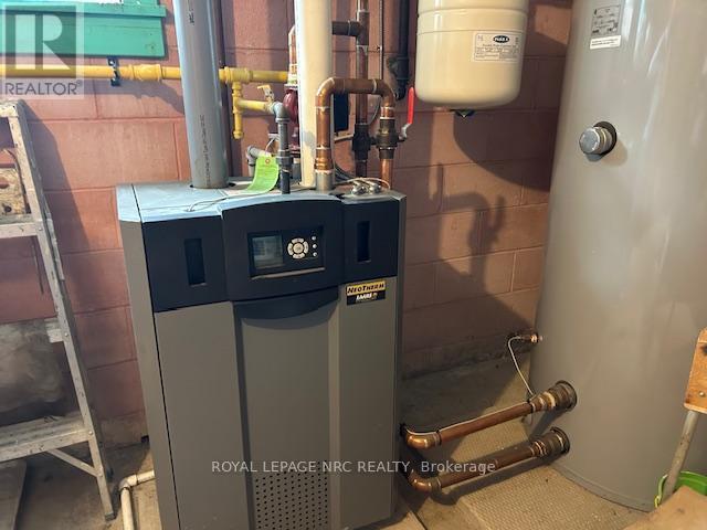 












35 AQUEDUCT STREET

,
Welland (Prince Charles),




Ontario
L3C1B7

