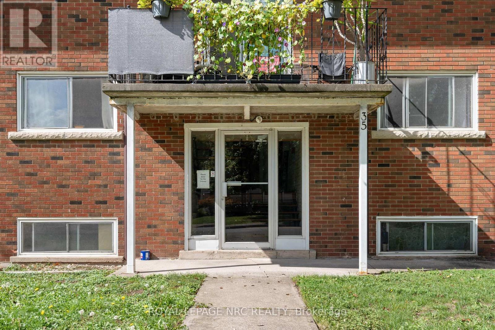 












35 AQUEDUCT STREET

,
Welland (Prince Charles),




Ontario
L3C1B7

