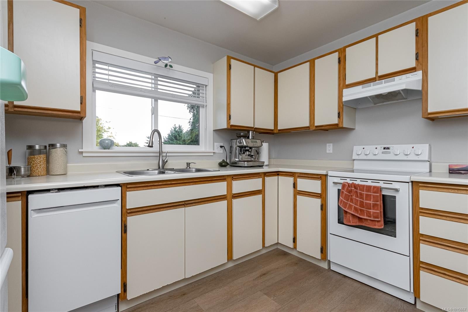 









2700


Hamilton

Rd,
Victoria,




BC
V8R 2Y4

