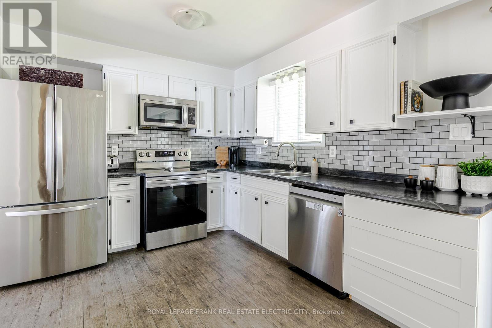 












2032 WALKER AVENUE

,
Peterborough (Ashburnham Ward 4),




Ontario
K9L1S1

