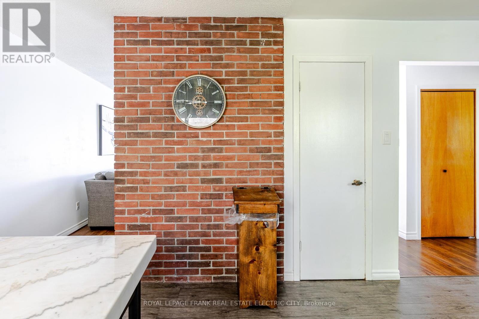 












2032 WALKER AVENUE

,
Peterborough (Ashburnham Ward 4),




Ontario
K9L1S1

