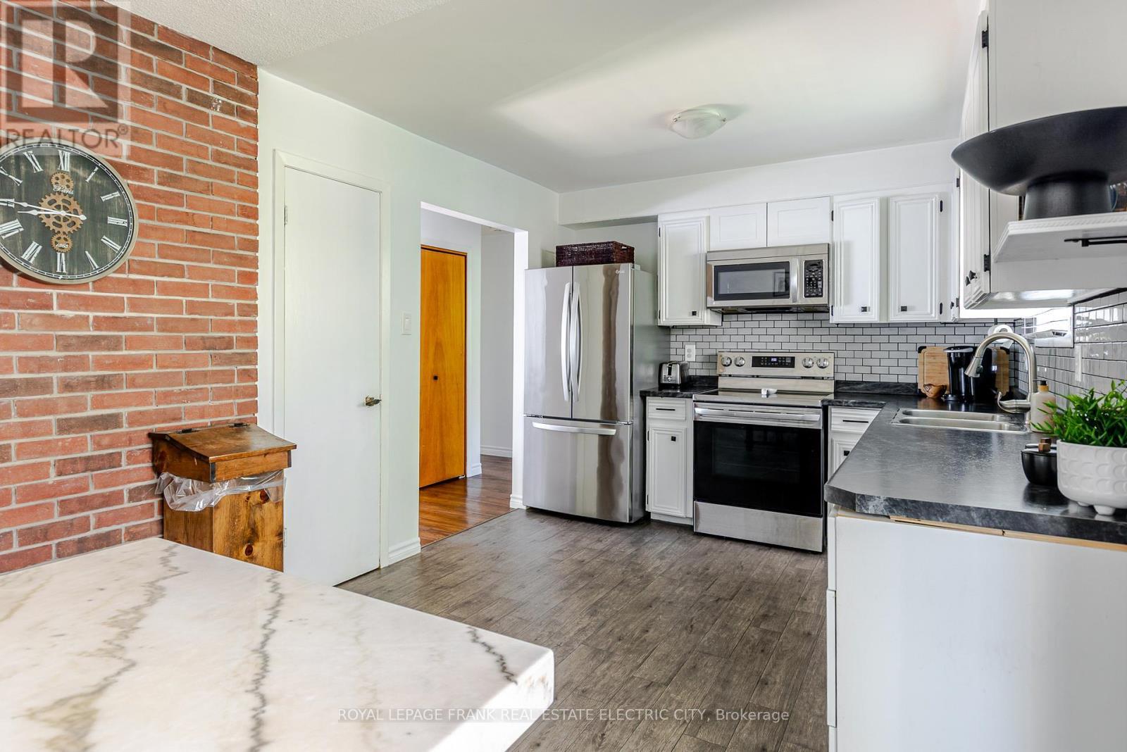












2032 WALKER AVENUE

,
Peterborough (Ashburnham Ward 4),




Ontario
K9L1S1

