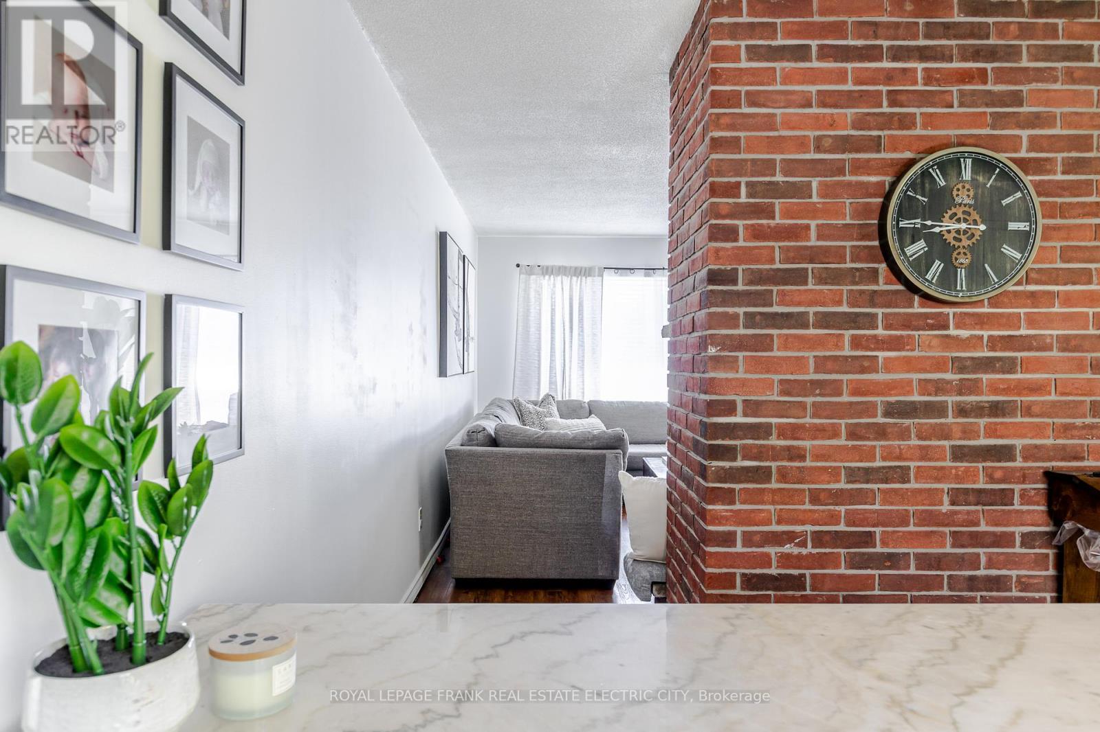 












2032 WALKER AVENUE

,
Peterborough (Ashburnham Ward 4),




Ontario
K9L1S1

