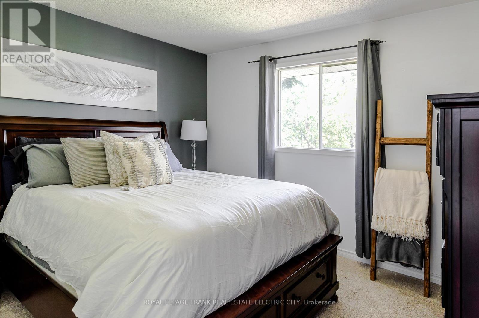 












2032 WALKER AVENUE

,
Peterborough (Ashburnham Ward 4),




Ontario
K9L1S1

