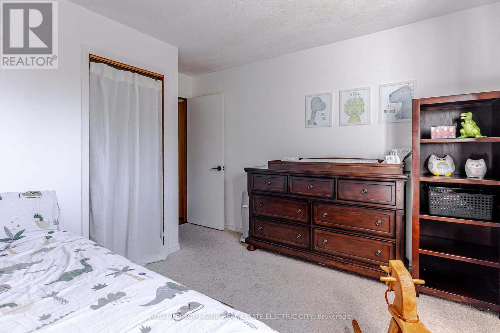 












2032 WALKER AVENUE

,
Peterborough (Ashburnham Ward 4),




Ontario
K9L1S1

